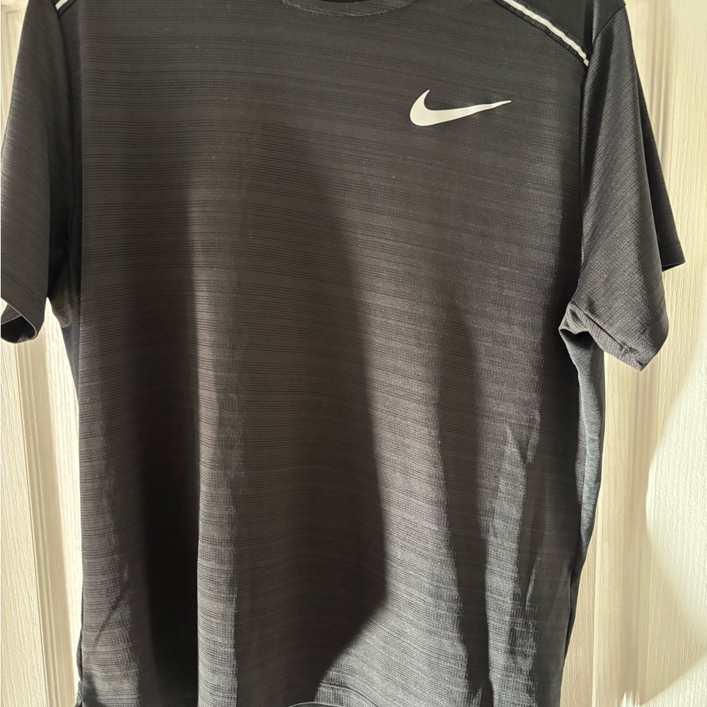 Nike Men's Charcoal Gray Short Sleeve Tee